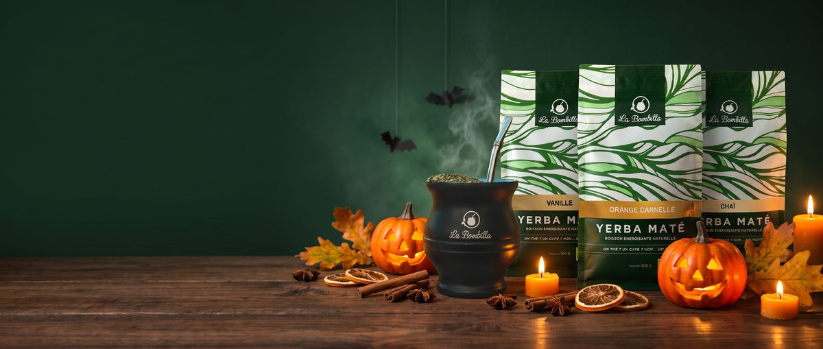 Calebasse La Bombilla et matés Vanille, Orange Cannelle et Chaï sur une table d'Halloween avec citrouilles
